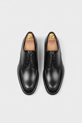 Black leather lace-up dress shoes with classic design, perfect for formal wear.
