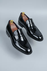Black patent leather tuxedo shoes with sleek design, perfect for formal events.