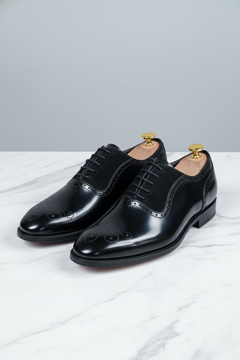 Black brogue Oxford shoes with contrast lining, perfect for formal and business occasions.