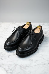 Black leather lace-up shoes with rubber sole, perfect for smart-casual weekend wear.