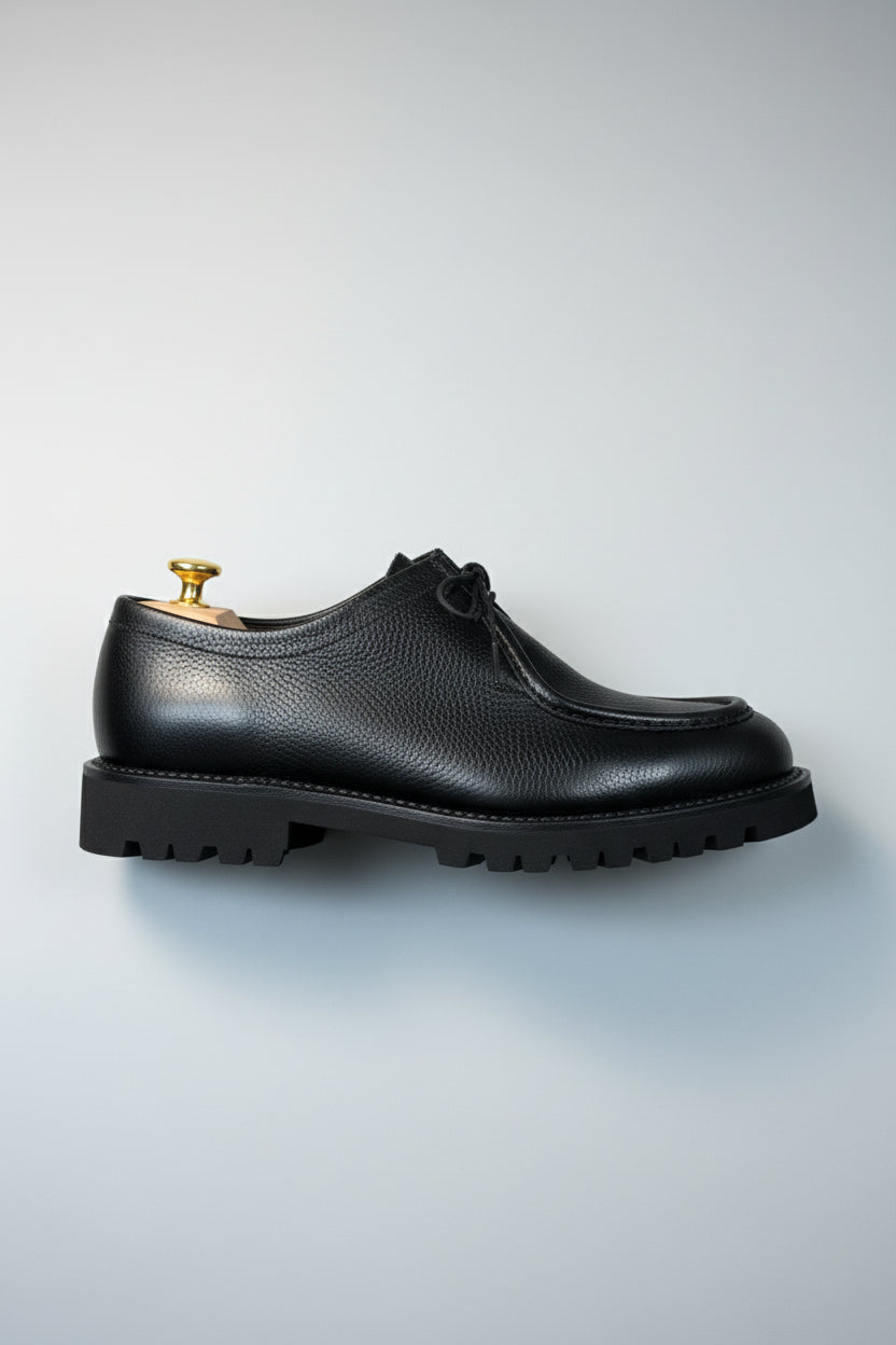 Black leather lace-up shoes with rubber sole, ideal for smart-casual weekend wear.