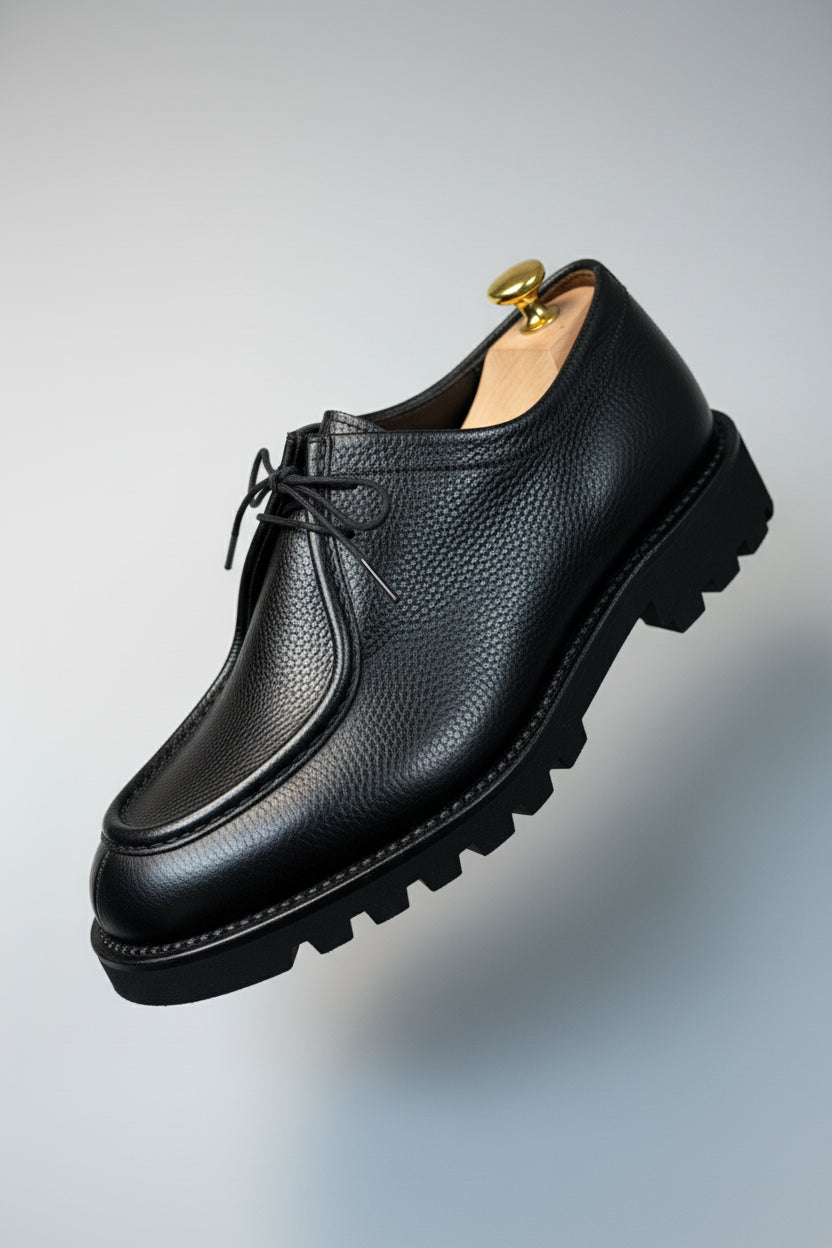 Black leather lace-up shoes with rubber sole, perfect for smart-casual weekend wear.