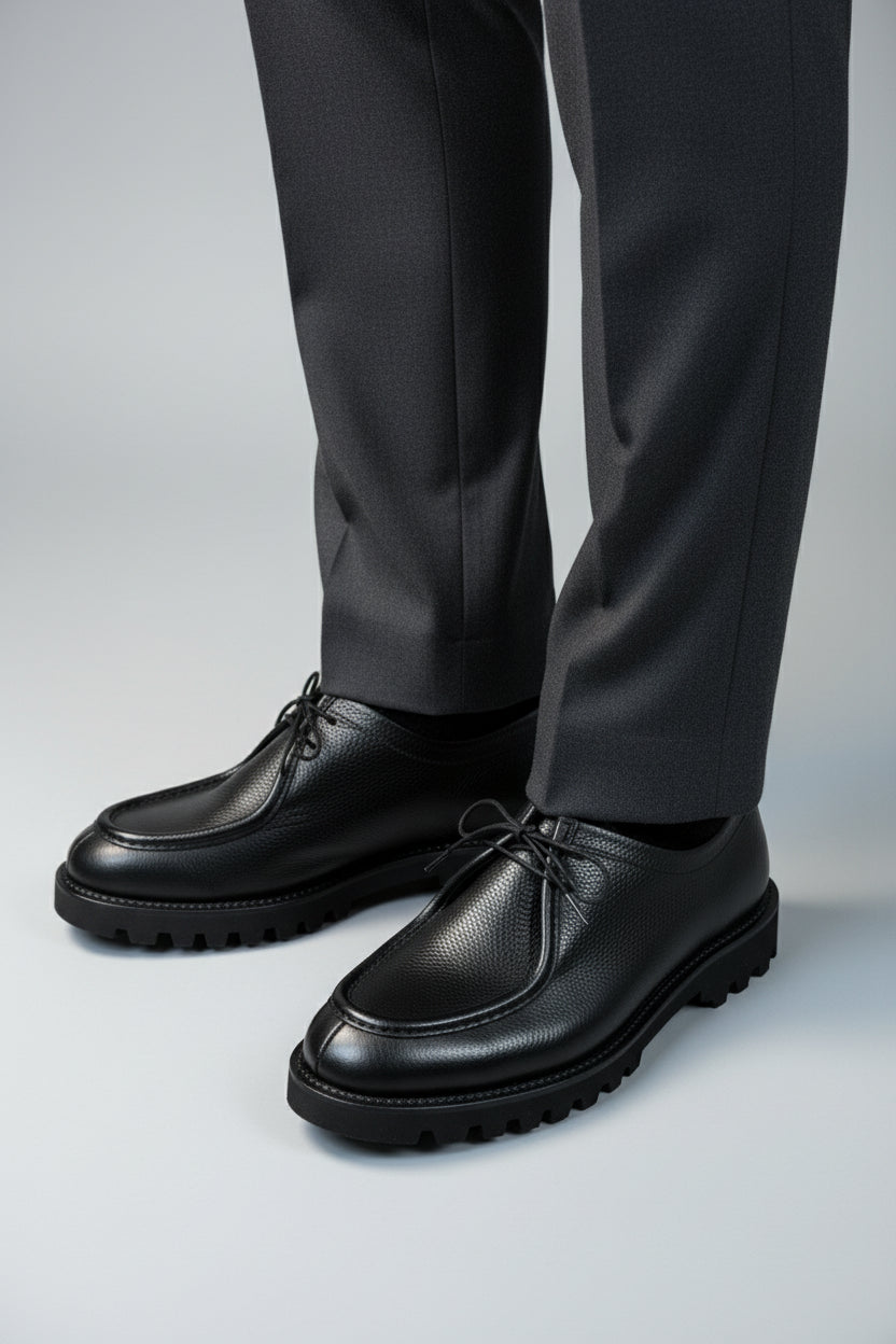 Black leather lace-up shoes with rubber sole, perfect for smart-casual weekend wear.